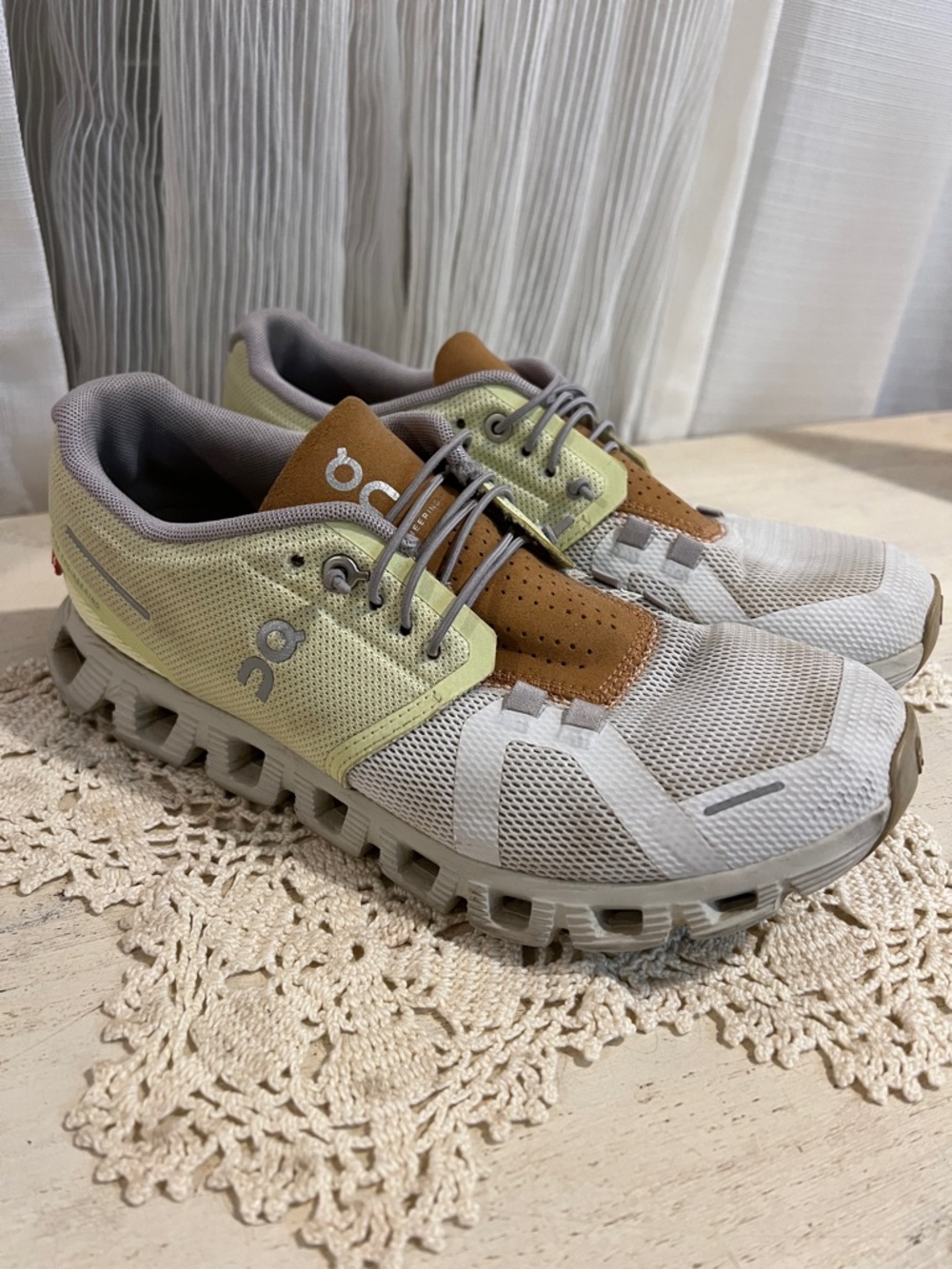 On Running Cloud Sneakers Women’s Size 8 Beige Green Lightweight Athletic Shoes